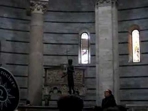 Singing in Pisa Baptistery