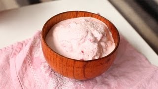 Schnelles Erdbeer-Eis aus der Tüte