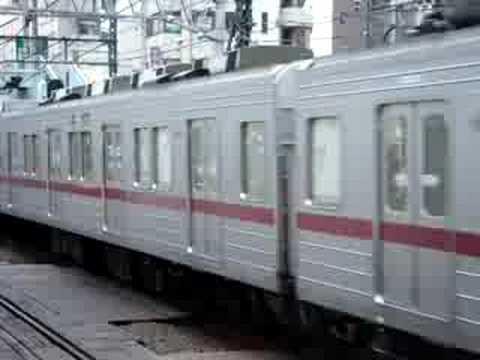 東武東上線10000系成増駅侵入