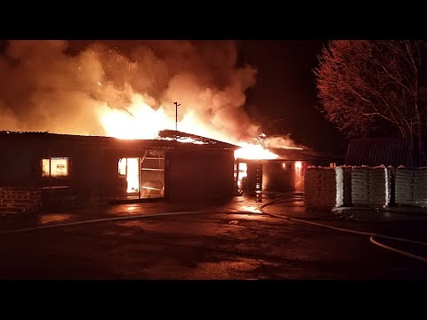 В Чечерске горел цех по производству полиэтиленовых пакетов видео