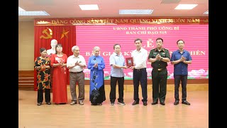 Bàn giao kỷ vật kháng chiến cho gia đình Liệt sĩ Ngô Đức Xuân