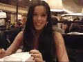 sur cette video, vous pouvez voir bea se faire offrir un magnifique cadeau.