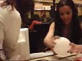 sur cette video, vous pouvez voir bea se faire offrir un magnifique cadeau.