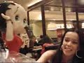 sur cette video, vous pouvez voir bea se faire offrir un magnifique cadeau.
