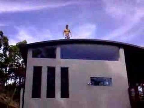 Salto increible en la piscina