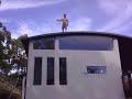 Salto increible en la piscina