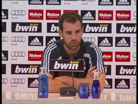 Metzelder en Conferencia de Prensa