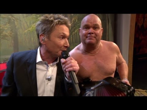 Bart Kaëll en een duo naturisten | Manneke Paul | VTM