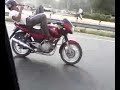 Sin manos y mandando SMS en moto Video
