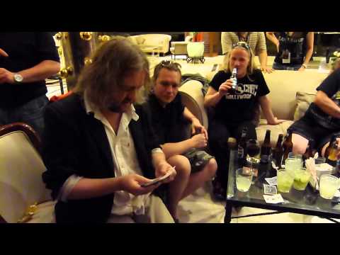 DONOCKLEY - Video del post recital cuando la banda se relajaba en el bar del hotel mientras Troy nos deleitaba con unos trucos de cartas verdaderamente impresionantes. S...