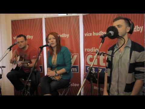 debbi - První jarní díl pravidelného unplugged pořadu pražského radia City - CITY LIVE. Podívejte se, jak Debbi a Lipo zazpívali hit Ležím v tvé blízkosti. Produkce ...