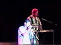 Julio dos Mamonas Assassinas tocando com camisa do Ju