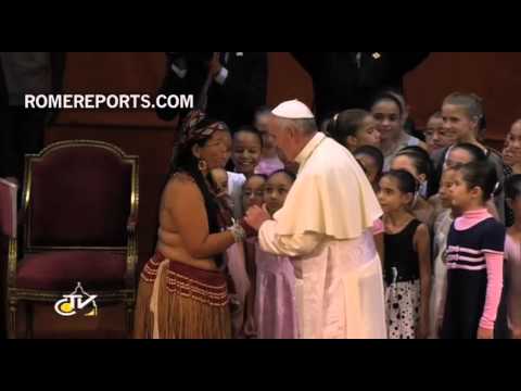 Francisco - http://es.romereports.com Al término del encuentro con representantes de la clase dirigente, social y eclesiástica brasileña, el Papa Francisco saludó a vari...