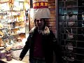 ragazzo risucchiato da un aspirapolvere