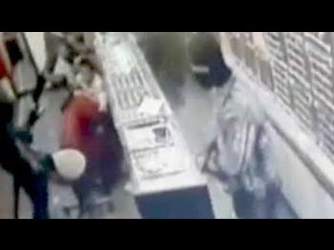 Caught on camera: Jewellery shop looted in Mumbai