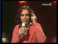 ann�e : 1977
auteur compositeur : nicolas peyrac.

le vin me saoule, donne-moi la main
mes bras s'enroulent autour de tes reins
le vin m'emporte vers d'autres chemins
ferme la porte, l'amour nous va bien
le vin me br�le, je perds la raison
le temps recule, il fuit la maison
le temps s'�vade, il reste tes yeux
le temps s'attarde rien que pour nous deux

on a toute la nuit et tant que tu voudras
la moiti� de la vie pour s'aimer toi et moi
je m'appelle soleil, tu t'appelles l'oiseau
tu nages dans le ciel, je te br�le la peau

le vin me saoule, donne-moi la main
mes bras s'enroulent autour de tes reins
le vin m'emporte vers d'autres chemins
ferme la porte, l'amour nous va bien

et dans notre prison faite de cris de joie
il n'y a plus de saison, plus de peur, plus de froid
et dans notre d�sert o� tout n'est que soleil
il n'y a qu'un �t� qui nous semble �ternel

le vin me saoule, donne-moi la main
mes bras s'enroulent autour de tes reins
le vin m'emporte vers d'autres chemins
ferme la porte, l'amour nous va bien
le vin me br�le, je perds la raison
le temps recule, il fuit la maison
le temps s'�vade, il reste tes yeux
le temps s'attarde rien que pour nous deux

le vin me saoule donne-moi la main
mes bras s'enroulent autour de tes reins