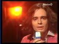 ann�e : 1977
auteur compositeur : nicolas peyrac.

le vin me saoule, donne-moi la main
mes bras s'enroulent autour de tes reins
le vin m'emporte vers d'autres chemins
ferme la porte, l'amour nous va bien
le vin me br�le, je perds la raison
le temps recule, il fuit la maison
le temps s'�vade, il reste tes yeux
le temps s'attarde rien que pour nous deux

on a toute la nuit et tant que tu voudras
la moiti� de la vie pour s'aimer toi et moi
je m'appelle soleil, tu t'appelles l'oiseau
tu nages dans le ciel, je te br�le la peau

le vin me saoule, donne-moi la main
mes bras s'enroulent autour de tes reins
le vin m'emporte vers d'autres chemins
ferme la porte, l'amour nous va bien

et dans notre prison faite de cris de joie
il n'y a plus de saison, plus de peur, plus de froid
et dans notre d�sert o� tout n'est que soleil
il n'y a qu'un �t� qui nous semble �ternel

le vin me saoule, donne-moi la main
mes bras s'enroulent autour de tes reins
le vin m'emporte vers d'autres chemins
ferme la porte, l'amour nous va bien
le vin me br�le, je perds la raison
le temps recule, il fuit la maison
le temps s'�vade, il reste tes yeux
le temps s'attarde rien que pour nous deux

le vin me saoule donne-moi la main
mes bras s'enroulent autour de tes reins