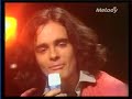 ann�e : 1977
auteur compositeur : nicolas peyrac.

le vin me saoule, donne-moi la main
mes bras s'enroulent autour de tes reins
le vin m'emporte vers d'autres chemins
ferme la porte, l'amour nous va bien
le vin me br�le, je perds la raison
le temps recule, il fuit la maison
le temps s'�vade, il reste tes yeux
le temps s'attarde rien que pour nous deux

on a toute la nuit et tant que tu voudras
la moiti� de la vie pour s'aimer toi et moi
je m'appelle soleil, tu t'appelles l'oiseau
tu nages dans le ciel, je te br�le la peau

le vin me saoule, donne-moi la main
mes bras s'enroulent autour de tes reins
le vin m'emporte vers d'autres chemins
ferme la porte, l'amour nous va bien

et dans notre prison faite de cris de joie
il n'y a plus de saison, plus de peur, plus de froid
et dans notre d�sert o� tout n'est que soleil
il n'y a qu'un �t� qui nous semble �ternel

le vin me saoule, donne-moi la main
mes bras s'enroulent autour de tes reins
le vin m'emporte vers d'autres chemins
ferme la porte, l'amour nous va bien
le vin me br�le, je perds la raison
le temps recule, il fuit la maison
le temps s'�vade, il reste tes yeux
le temps s'attarde rien que pour nous deux

le vin me saoule donne-moi la main
mes bras s'enroulent autour de tes reins