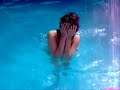M�lou et juju � la piscine =D