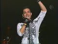 poncho da mensaje de paz cantan fuera  concierto houston 