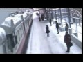Il pousse un homme sur les rails d'un train 