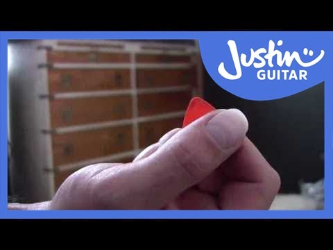 how to properly hold a guitar pick