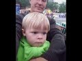 Lukas in een kermisbootje