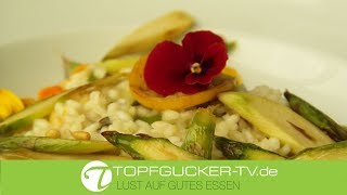 Risotto mit gebratenem grünen Spargel, Pinienkernen und Zitrone