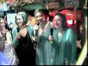 Rina singt mit ihren Freundinnen  Marmor Stein und Eisen bricht im Karaoke Fun Pub Stuttgart
