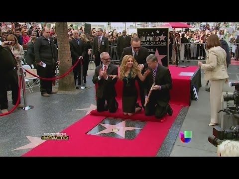 Hollywood.com - Más noticias: http://bit.ly/10W33sR Se convirtió en la primera cantante mexicana con una estrella, la número 2514, y se la dedicó a su madre fallecida. SUSCR...