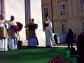 videos de Singing before the blessing of St. Leopold on the square after the Mass.