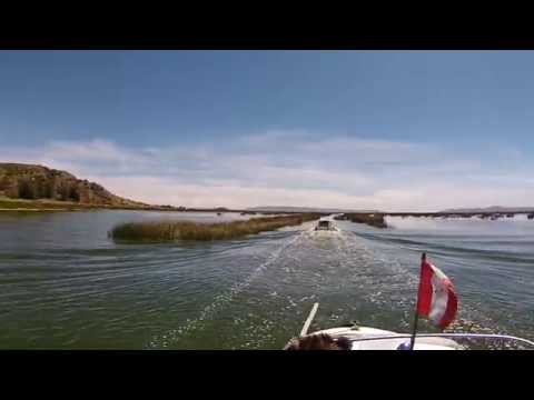 Navegando pelo lago Titicaca no Perú