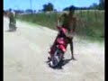 Julito haciendo ceritos en la calle con una moto Yumbo c110