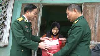 Ban CHQS thành phố tặng quà Tết đối tượng chính sách