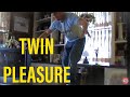 videos de RueTV: Twin Pleasure!