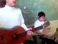 Checho (bateria) Puyi (primera voz y guitarra d 4 cuerdas)