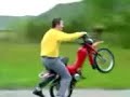 tonto en moto
