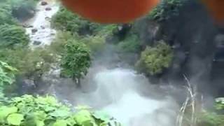 นาทีระทึก น้ำป่าพัด5ชีวิตตกหน้าผา