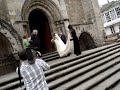 Dolo entra en la iglesia