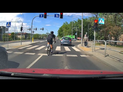 Typowy kolarz przejechał na czerwonym świetle i dopada go szybka kara
