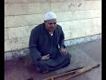 قراءة القران الكريم في النفق في مسجد الأزهرمن رجل ضرير وهبه الله حنجرة رائعة وصوت مؤثر يدخل في القلب على طول يتسول به في هذا النفق ولا حول ولا قوة الا بالله