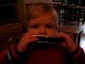 meesje met een mondharmonica
