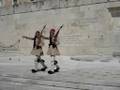 videos de Greek Evzoni Guards in Athens - Tomb of the Unknown Soldier