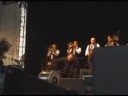 Ostrava - Z bílého stanu pod Ostravským hradem zní brumlání trumpet a ženský zpěv. Na židli u vchodu sedí mladík ostrých rysů. V chodbičce uvnitř jsou tóny zřetelnější a je taky jasné, odkud přicházejí. Na dveřích visí cedulka - Goran Bregovič. Srbský skladatel, muzikant a zpěvák je hvězdou světového formátu. V jeho šatně na Colours of Ostrava je však vlídně, jako byste vstoupili do obýváku někde v Sarajevu. Ovšem když mistr v bizarně špičatých botách napochoduje na pódium, strhne se pravá balkánská bouře.