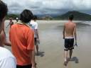 Anteriormente em Rua na Praia: nossos viajantes lidam com a ansiedade e a angústia da partida e mandam uma mensagem importante para um amigo.No Episódio #2 as coisas ficam mais pessoais, enquanto o grupo de viajantes enfrenta uma longa caminhada rumo ao desconhecido (ou, no caso, rumo ao que foi conhecido no dia anterior).