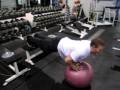 Flexiones elevadas en pelota