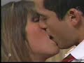 Beijo de Mia y Miguel