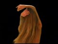 Holly Weber dans une danse sexy
