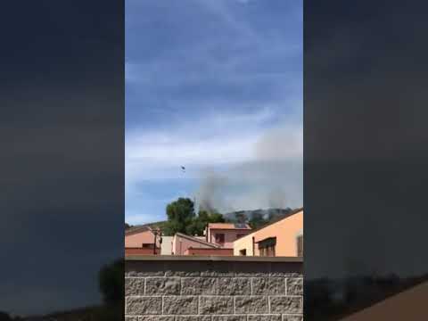 Elicottero in azione su incendio a Piombino