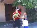 todo empezó porque mi tía chela tiene una palmera con cocos afuera de su casa, y como mi tío mario el de dallas, andaba de visita, pues se le antojaron.pero nadie queria subir a cortar los cocos. asi que mandamos a josé adrián. fue todo un show, y al que le tocó cacharlos fue a mi tío kamilo. su puntuacion fue 6/10. y un coco por poco le cae a camila.